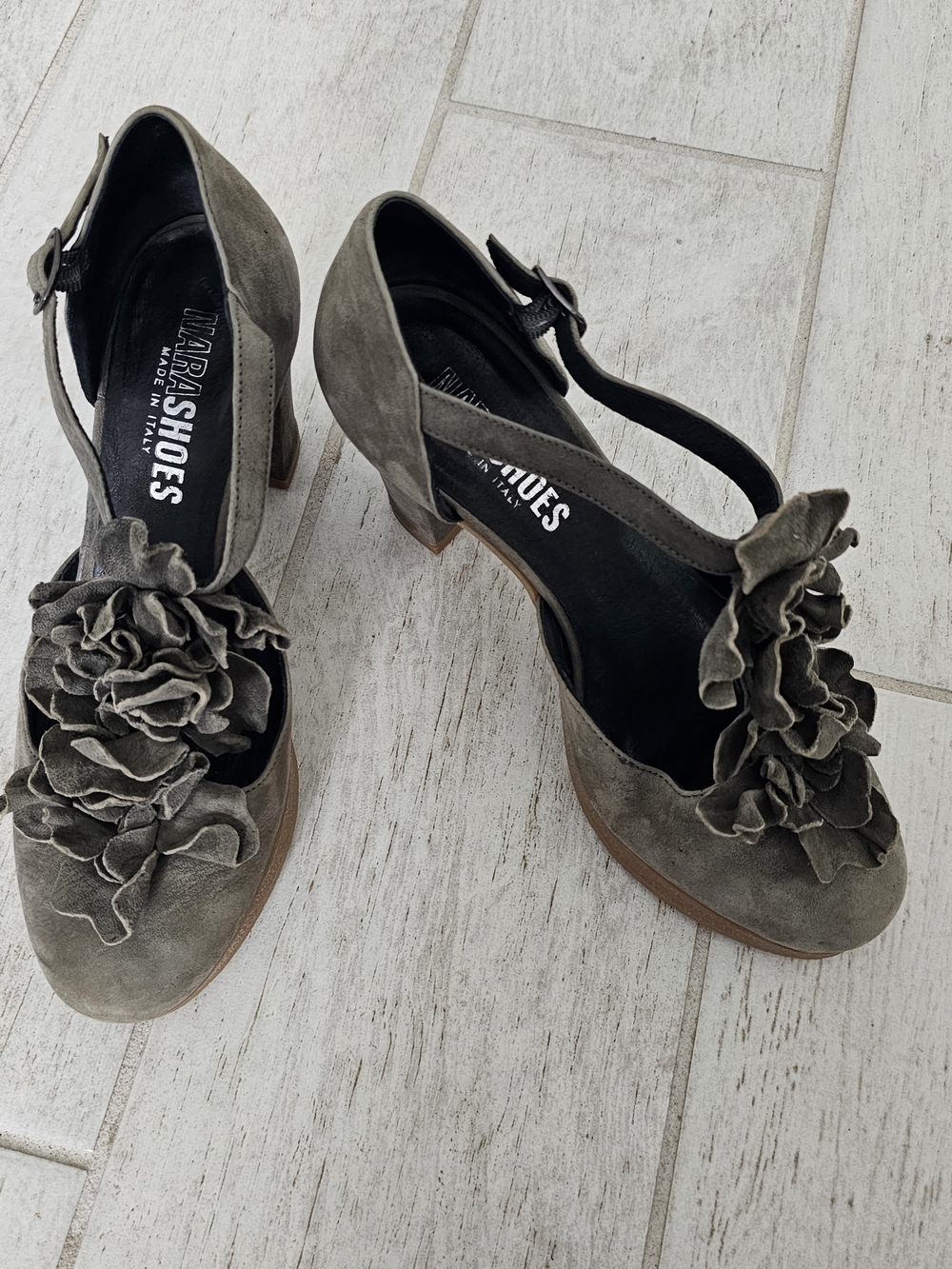 Mara Shoes Made in Italy Gray Floral T-Strap Platform Block Heels Size Unmarked